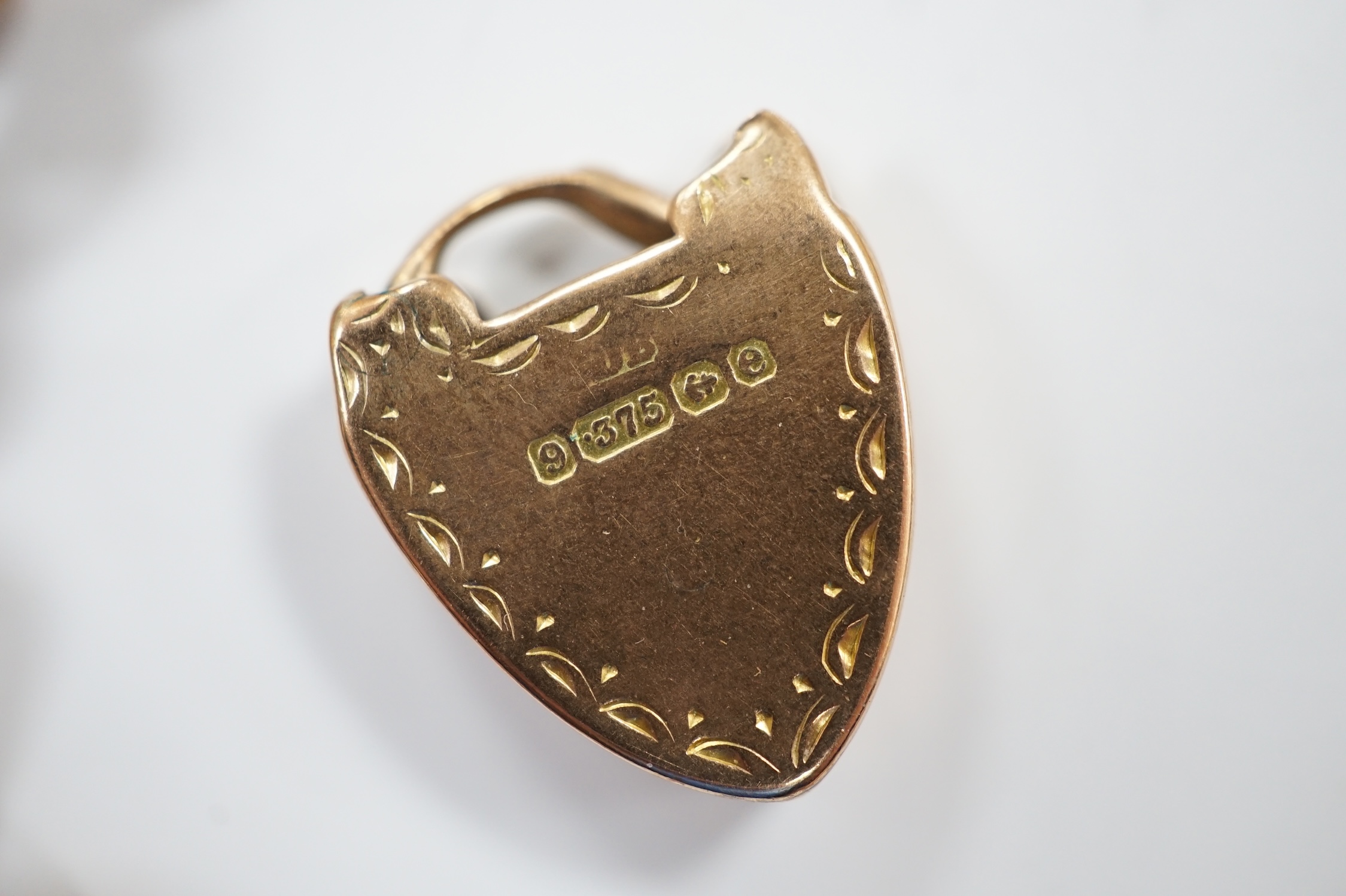 An Edwardian 9ct gold hollow curb link bracelet, with heart shaped padlock clasp(a.f.), 20cm